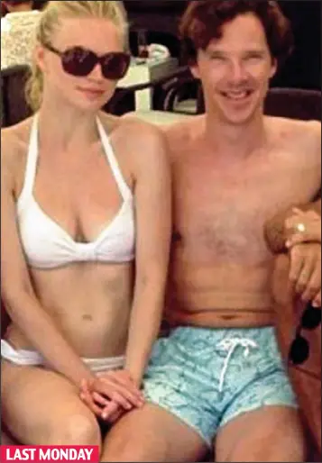  ??  ?? LAST MONDAY
Cosying up: Benedict Cumberbatc­h with blonde Russian model Katia Elizarova in Ibiza