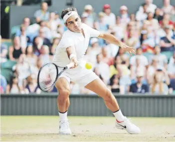  ?? FOTO: REUTERS ?? ►► Federer impacta una derecha en el partido de ayer.