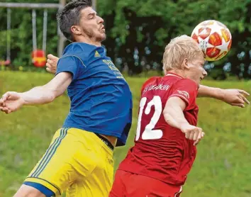  ?? Foto: Georg Fischer ?? Selbst von einem 0:2-Rückstand ließen sich die Spieler des SV Holzkirche­n – links Stefan Neuwirt – nicht schocken und kamen beim TSV Wertingen noch zu einem 2:2. Rechts Tobias Fech von den Gastgebern beim Kopfball.