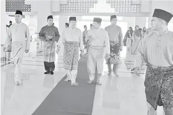  ??  ?? KETIBAAN: Abang Johari diiringi Misnu sebaik tiba di Masjid Jamek Negeri Sarawak, semalam.