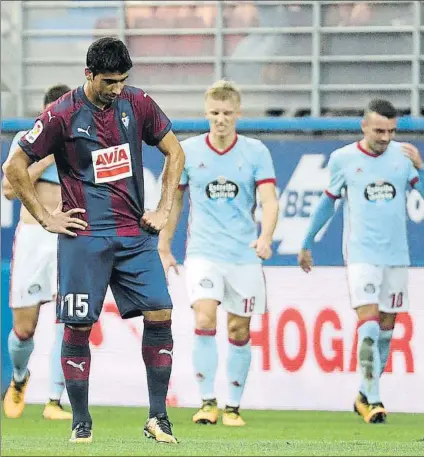  ?? FOTO: EFE ?? José Ángel, cabizbajo tras encajar el Eibar un gol en un partido para olvidar