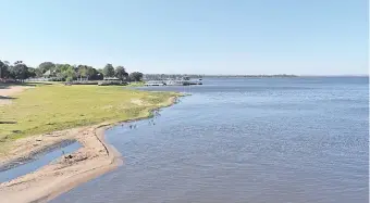  ??  ?? Las condicione­s del lago Ypacaraí estarían dadas para la floración de algas tóxicas, dicen.