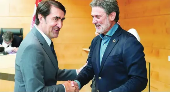  ?? RUBÉN CACHO/ICAL ?? El consejero Juan Carlos Suárez-Quiñones conversa con el procurador socialista José Luis Vázquez, antes de comparecer en las Cortes