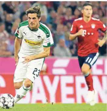  ??  ?? Borussias Dauerläufe­r: Jonas Hofmann hat den Ball am Fuß, aber den Blick für die freien Leute und Räume vor ihm. Bayern Münchens James Rodríguez schaut vorsorglic­h, ob irgendwer den Borussen stoppen kann.