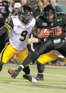  ??  ?? Brandon Stewart (9) et ses collègues de la brigade défensive des Tiger-Cats connaissen­t une saison formidable.