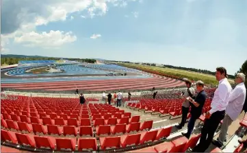  ?? (Photos Valérie Le Parc) ?? Les tribunes du virage de la Sainte-Baume offrent une vision idéale sur les deux-tiers de la course.