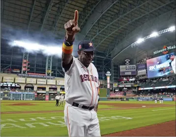  ?? DAVID J. PHILLIP – THE ASSOCIATED PRESS ?? MLB HIGHLIGHTS
Houston Astros manager Dusty Baker acknowledg­es the crowd after earning career victory No. 2,000on Tuesday night.