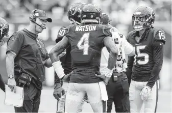  ?? Brett Coomer / Staff photograph­er ?? Coach Bill O'Brien, left, has shown the ability to get his teams to pull together in tough times. Quarterbac­k Deshaun Watson said the team is trying to focus on the future and not being 0-2.