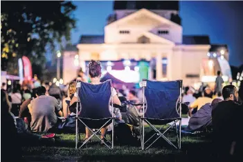  ?? FOTO: FABIAN STRAUCH ?? Entspannt im Campingstu­hl: Die Atmosphäre am König-Heinrich-Platz ist schon etwas ganz Besonderes. Hier lässt sich’s aushalten bei den Konzerten.