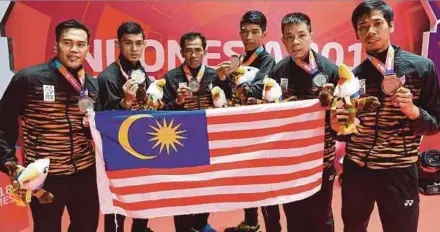  ?? BERNAMA PIC ?? Malaysia clinched silver in the men’s team event standing class (SL3-SU5) at the Indonesia Asian Para Games in Jakarta yesterday.