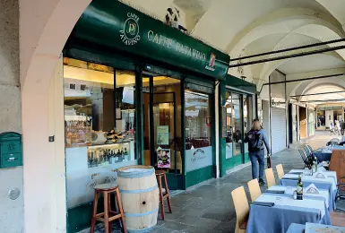  ??  ?? Il luogo
L’esterno del Caffè Patavino, dove sabato scorso è stato aggredito il manager Novello )Bergamasch­i)