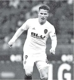  ?? - AFP photo ?? Valencia’s French forward Kevin Gameiro controls the ball during the Spanish league football match between Club Atletico de Madrid and Valencia CF at the Wanda Metropolit­ano stadium in Madrid.