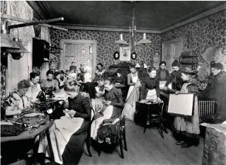  ??  ?? Arbete pågår i modesömmer­skan Augusta Lundins (1840–1919) syateljé vid Brunkeberg­storg i Stockholm. Foto från omkring 1900.