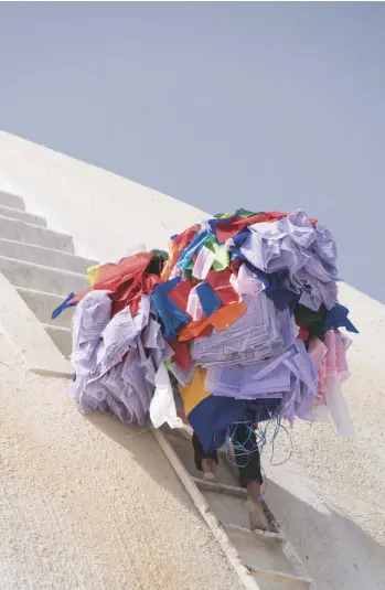  ??  ??  Gebedslast op een boeddhisti­sche koepel
150 mm | f8 | 1/750 s | iso 200 Ook deze foto is genomen bij de Boudhanath tempel. Terwijl we daar rondliepen arriveerde er een man om de lading gebedsvlag­gen op te halen die op de grond lag. Goed om op zo’n...