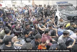  ??  ?? Els concentrat­s de Terrassa i el cotxe de la Guàrdia Civil cobert de clavells.