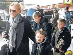  ?? CHAD BUCHANAN / GETTY ?? Blanchett, con sus hijos en el aeropuerto de Berlín-Tegel, el 2014