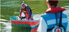  ?? Symbolfoto: Armin Weigel, dpa ?? Den Helfern der Schnellein­satzgruppe Wasserrett­ung bleiben meist nur wenige Minu ten, um einen Ertrinkend­en zu retten.