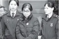  ??  ?? CHOI tiba untuk pendengara­n hujah bagi perbicaraa­n pendakwaan Park di Mahkamah Perlembaga­an di Seoul. — Gambar Reuters