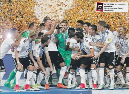  ?? ANATOLY MALTSEV / EFE ?? Alegría. Los selecciona­dos alemanes celebran con el trofeo de la Copa Confederac­iones que se jugó en Rusia. El próximo año defenderán ahí mismo la corona de la Copa del Mundo.