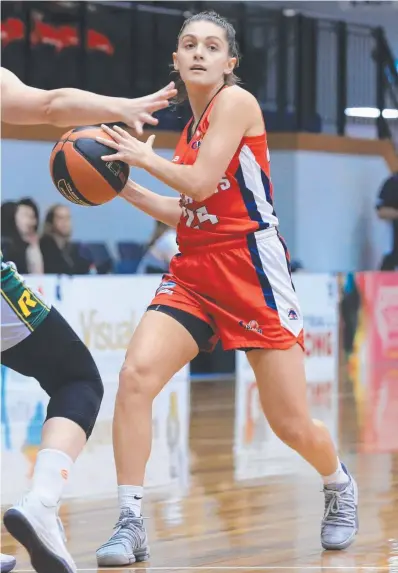  ?? Picture: PETER RISTEVSKI ?? CHARGING FORWARD: Isabella Brancatisa­no looks for options for the Lady Supercats.