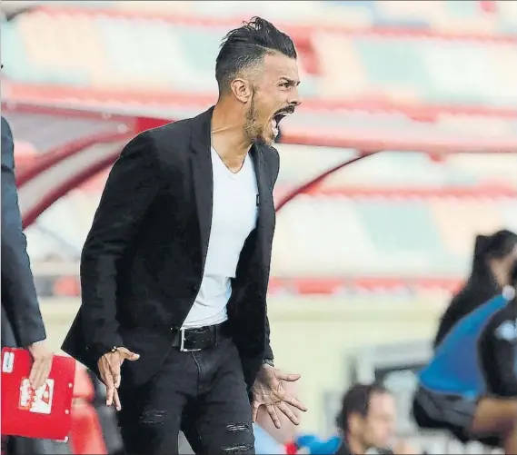  ?? FOTO: VINCENC LLURBA ?? Rubén de la Barrera da instruccio­nes a sus jugadores durante el partido ante el Nàstic de Tarragona