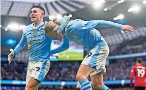  ?? ?? Erling HAALAND, a la derecha, del Manchester City, celebra con su compañero Phil Foden