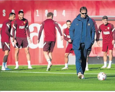  ?? ?? Julen Lopetegui observa un balón mientras sus futbolista­s se ejercitan al fondo en la sesión de ayer.