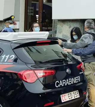  ?? ?? L’arresto Le due sorelle Silvia e Paola Zani prelevate da casa dai carabinier­i