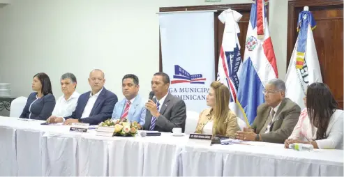 ?? J. ROTESTÁN ?? Los detalles de la actividad fueron ofrecidos por Víctor D’Aza (en el centro), presidente de la Liga Municipal Dominicana.