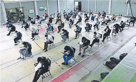  ?? FOTOS: COMITÉ DE FÍSICA ?? Al menos 60 jóvenes compitiero­n por más de seis horas en la Olimpiada Nacional de Física en la ciudad de Marcala, La Paz.