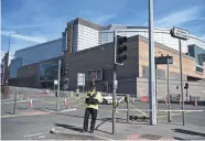  ?? JEFF J. MITCHELL, GETTY IMAGES ?? A police officer stands guard outside England’s Manchester Arena on Tuesday.