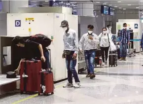  ?? PIC BY MOHD FADLI HAMZAH ?? Passengers arriving at the Kuala Lumpur Internatio­nal Airport. Malaysia Airports Holdings Bhd says Malaysia registered 187,000 total passenger movements last month.