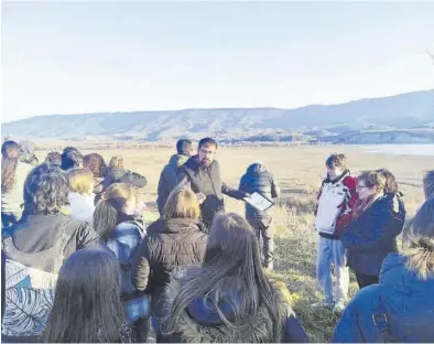  ?? PILAR ABERÁSTURI ?? Una actividad de educación ambiental de observació­n de Grullas de ‘Caminando Amónico’.