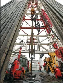  ?? LI XIANG / XINHUA ?? CNPC employees work at the Shenditake 1 ultra-deep oil well in the Taklimakan Desert in the Xinjiang Uygur autonomous region on Sunday.