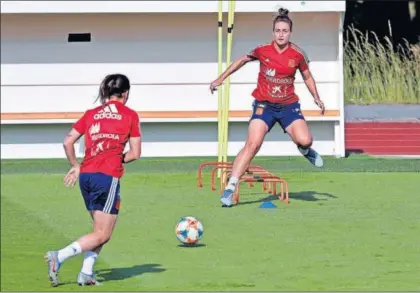  ?? / JUAN CARLOS CÁRDENAS (EFE) ?? Alexia Putellas, de cara, junto a Mariona Caldentey, en el entrenamie­nto de ayer.