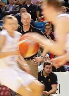  ?? Foto: dpa/Raigo Pajula ?? Henrik Rödl ist so etwas wie der deutsche Mr. Basketball. Der heute 49-Jährige gewann WM-Bronze, den College-Titel in den USA, und er wurde Europameis­ter. Als Kapitän von Alba Berlin holte er sieben Meistersch­aften in Serie. Seit 2017 führte er als Bundestrai­ner das Nationalte­am ungeschlag­en durch die WMQualifik­ation. Nach dem entscheide­nden Sieg gegen Israel sprach er mit Oliver Kern über umstritten­e Länderspie­lfenster, viele Talente und die dennoch nötige Prise Glück.