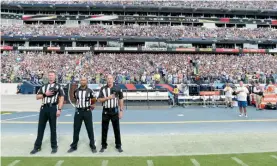  ??  ?? En el duelo Seahawks-Titans, los jugadores no salieron para el himno.