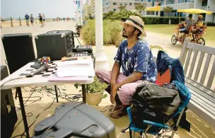  ?? STAFF FILE ?? Busker Jahsun Ma’atra performs on the Oceanfront boardwalk last month. This week, the Virginia Beach council tabled a vote to crack down on loud music in the resort area.