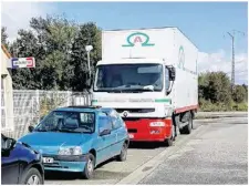  ?? (©Le Réveil Normand) ?? Le camion du chauffeur présumé responsabl­e a été immobilisé