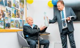  ?? Photo / Jess Burges ?? Jim Broadbent receiving his Barfoot & Thompson Hall of Fame trophy from national managing director Peter Thompson.