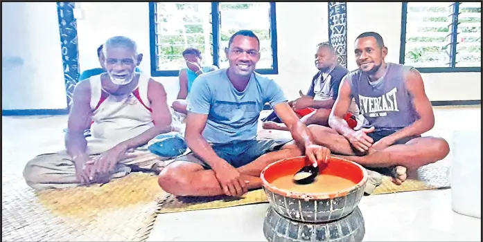  ?? Picture: SERAFINA SILAITOGA ?? Villagers of Qaravutu in Tunuloa enjoy grog in the village hall.