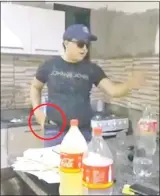  ??  ?? En todo momento, el extranjero Gerson Guimaraes Neto mantuvo la mano en la pistola, hasta que finalmente un agente se lanzó sobre él y lo despojo del arma.