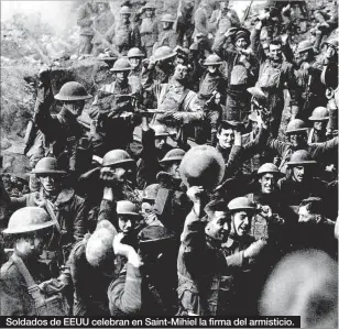  ??  ?? Soldados de EEUU celebran en Saint-Mihiel la firma del armisticio.