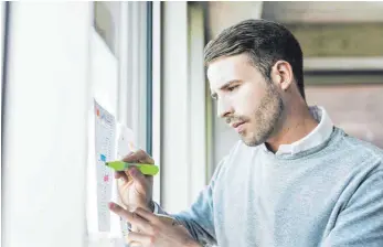  ?? FOTO: UWE UMSTÄTTER/DPA ?? Alle Aufgaben auf einem Blatt: To-do-Listen helfen Berufstäti­gen dabei, im stressigen Arbeitsall­tag den Überblick zu behalten.