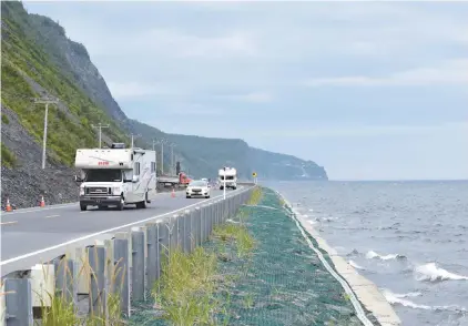  ?? ALEXANDRE SHIELDS LE DEVOIR ?? Selon Québec, 273 segments de route du Bas-Saint-Laurent, des Îles-de-la-Madeleine et de la Gaspésie, comme la route 132 (notre photo), sont désormais « vulnérable­s » à la hausse du niveau des eaux, à la réduction du couvert de glace sur le Saint-Laurent et à l’aggravatio­n des tempêtes. Le gouverneme­nt souhaite maintenant lancer un « programme d’interventi­on » sans précédent pour les protéger.