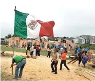  ??  ?? Trabajos. Pobladores de Ocuilan, en el Edomex, construyer­on 22 salones de clase de madera.