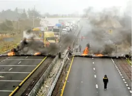  ?? ANDRÉS LOBATO ?? Huachicole­ros cerraron la semana pasada la autopista Puebla-Orizaba.