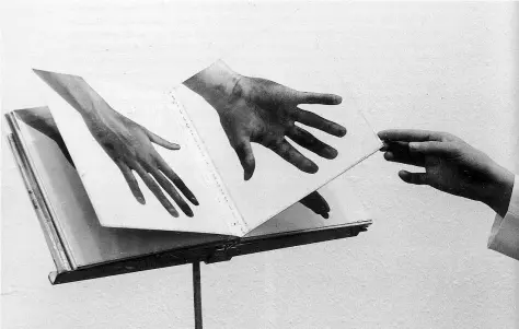  ??  ?? Giuseppe Penone (Garessio, Cuneo, 1947), Livre, poussière, piège, main (1972, foto plastifica­ta, particolar­e), courtesy dell’artista