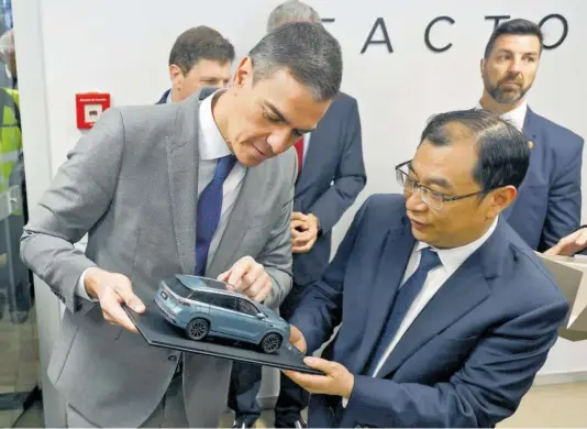  ?? QUIQUE GARCÍA (EFE) ?? Pedro Sánchez, junto al vicepresid­ente de Chery, Zhang Guibing, en la antigua fábrica de Nissan el 19 de abril.