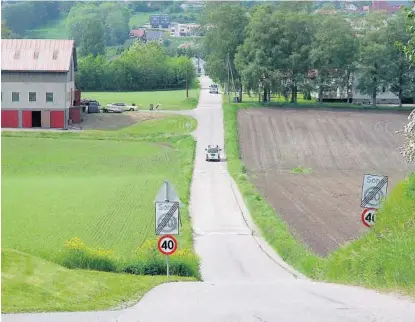  ?? FOTO: TORE SVARVERUD ?? LITE FORNUFTIG: Å bygge bru for å lede trafikken fra Gulset gjennom boligområd­er er ikke noen god løsning, mener artikkelfo­rfatteren. Her utsikt mot Gulset vestover langs Are Frodes vei.